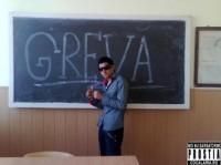 ion, vedeta satului, singurul de pe ulita lui care merge la scoala, s-a gandit sa se traga in poza